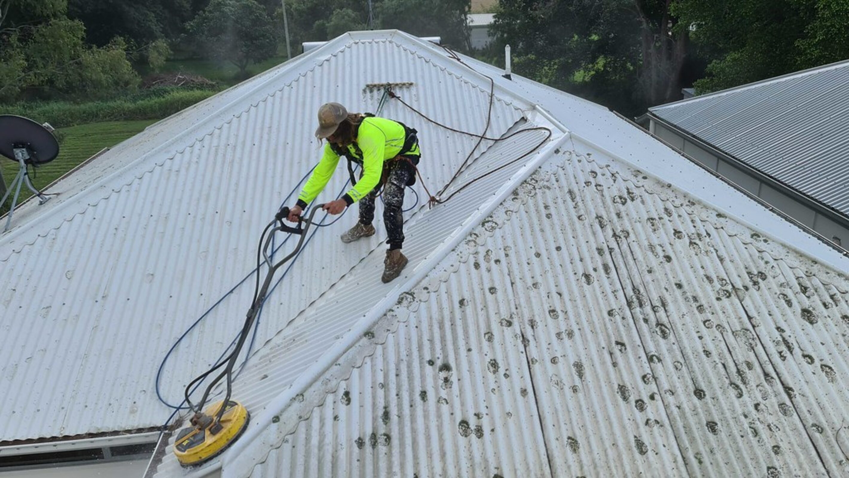 Roof surface with accumulated dirt and organic build-up before cleaning